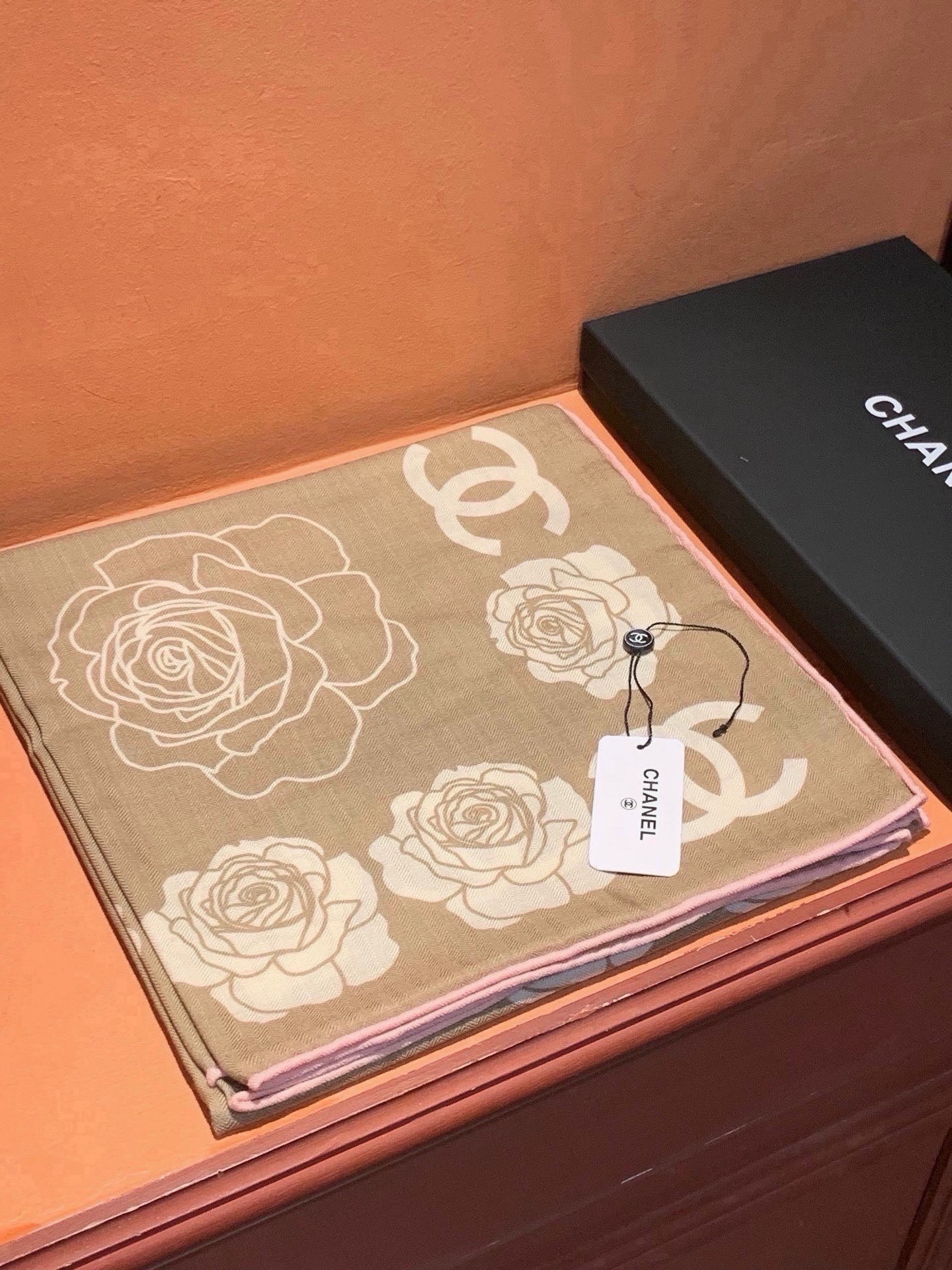 🆕   香奈儿上新❤️ 【Chanel】  经典茶花优雅Coco风，Chanel最新丝绒大方巾~气质到骨子里，香奶奶新一