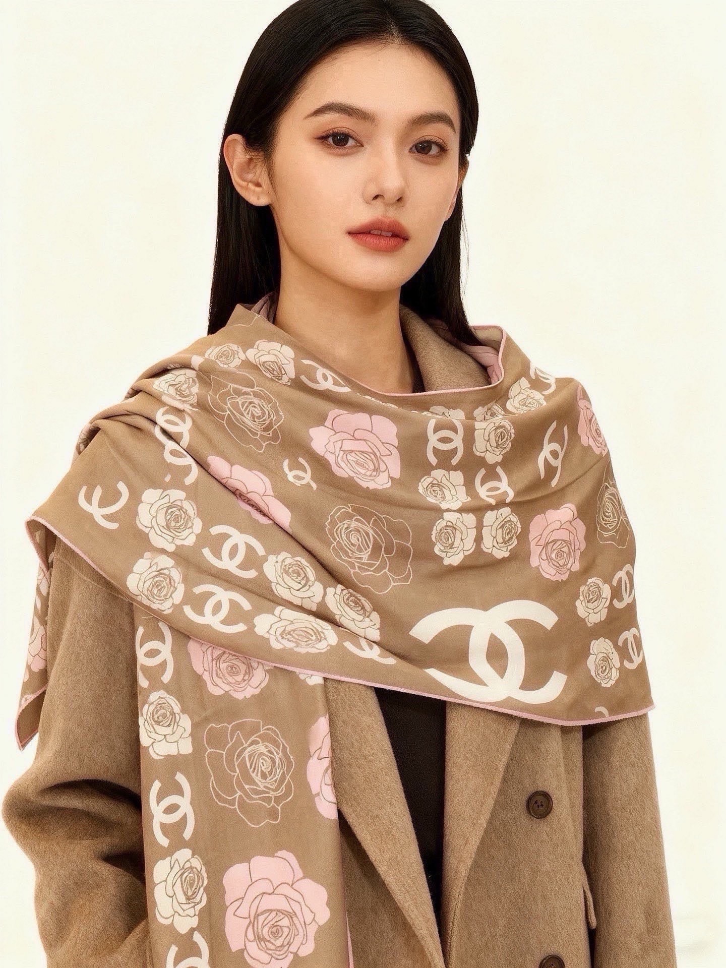 🆕   香奈儿上新❤️ 【Chanel】  经典茶花优雅Coco风，Chanel最新丝绒大方巾~气质到骨子里，香奶奶新一