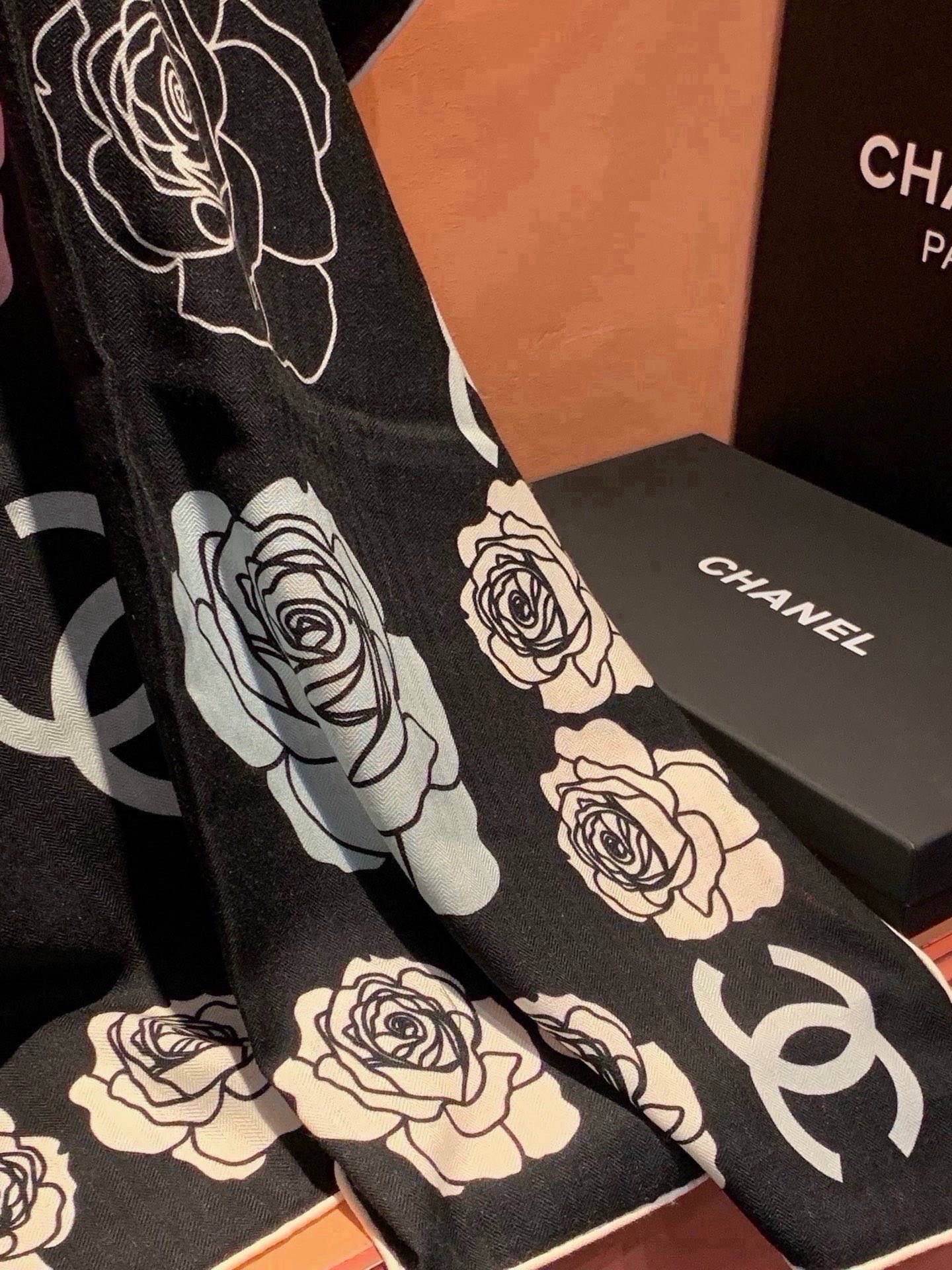 🆕   香奈儿上新❤️ 【Chanel】  经典茶花优雅Coco风，Chanel最新丝绒大方巾~气质到骨子里，香奶奶新一