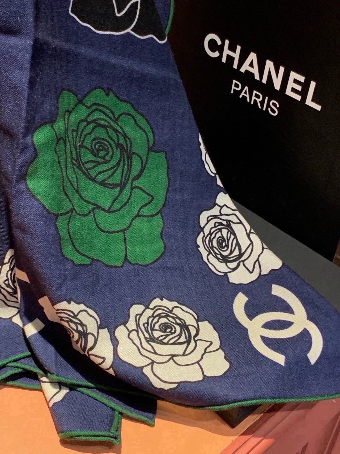 🆕   香奈儿上新❤️ 【Chanel】  经典茶花优雅Coco风，Chanel最新丝绒大方巾~气质到骨子里，香奶奶新一