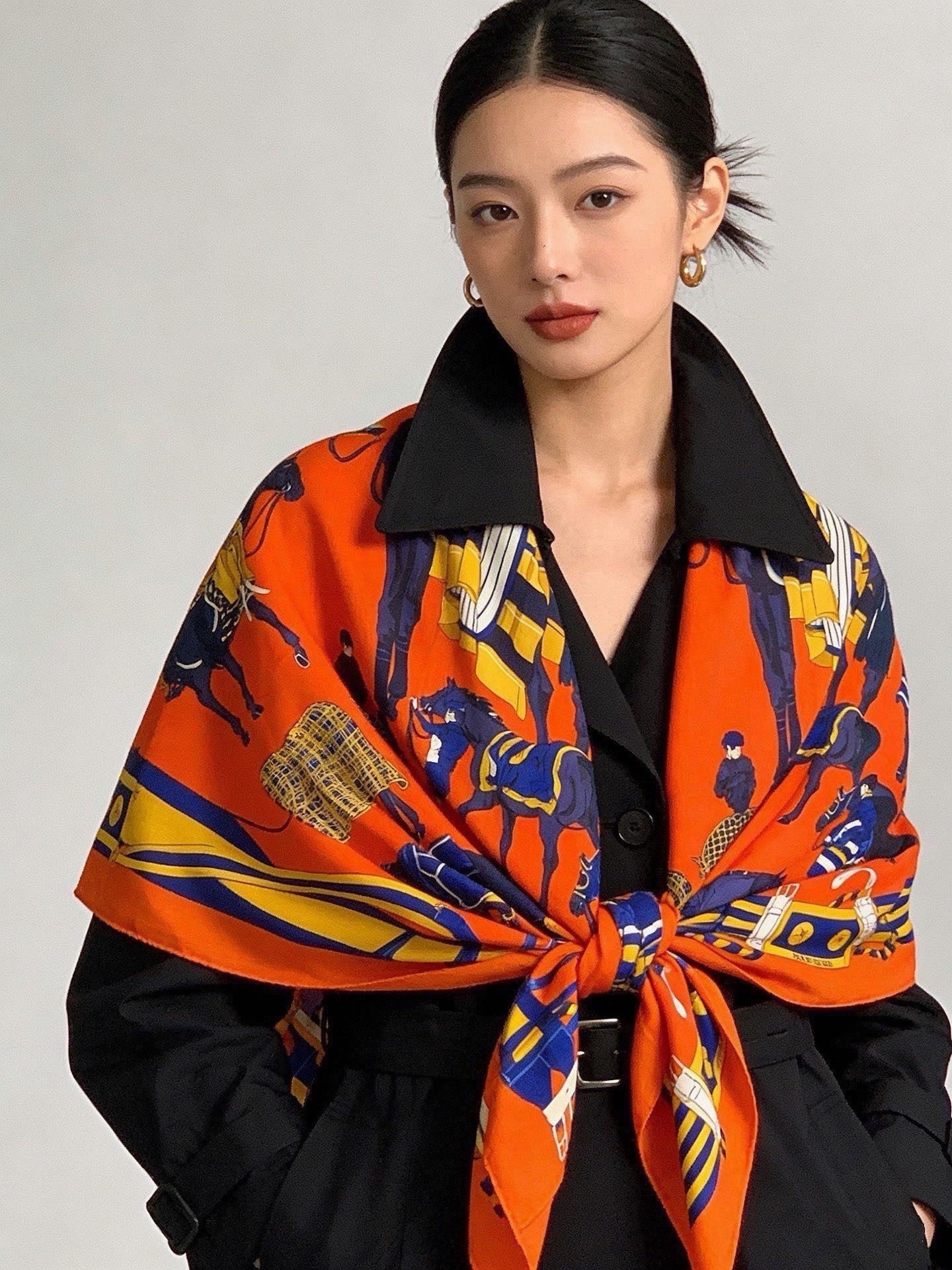🆕  💟上新🆕💕手工卷边！羊绒和真丝混纺披肩（70%羊绒30%桑蚕丝）。 这款披肩采用经典山羊绒和真丝混纺面料，柔软轻盈
