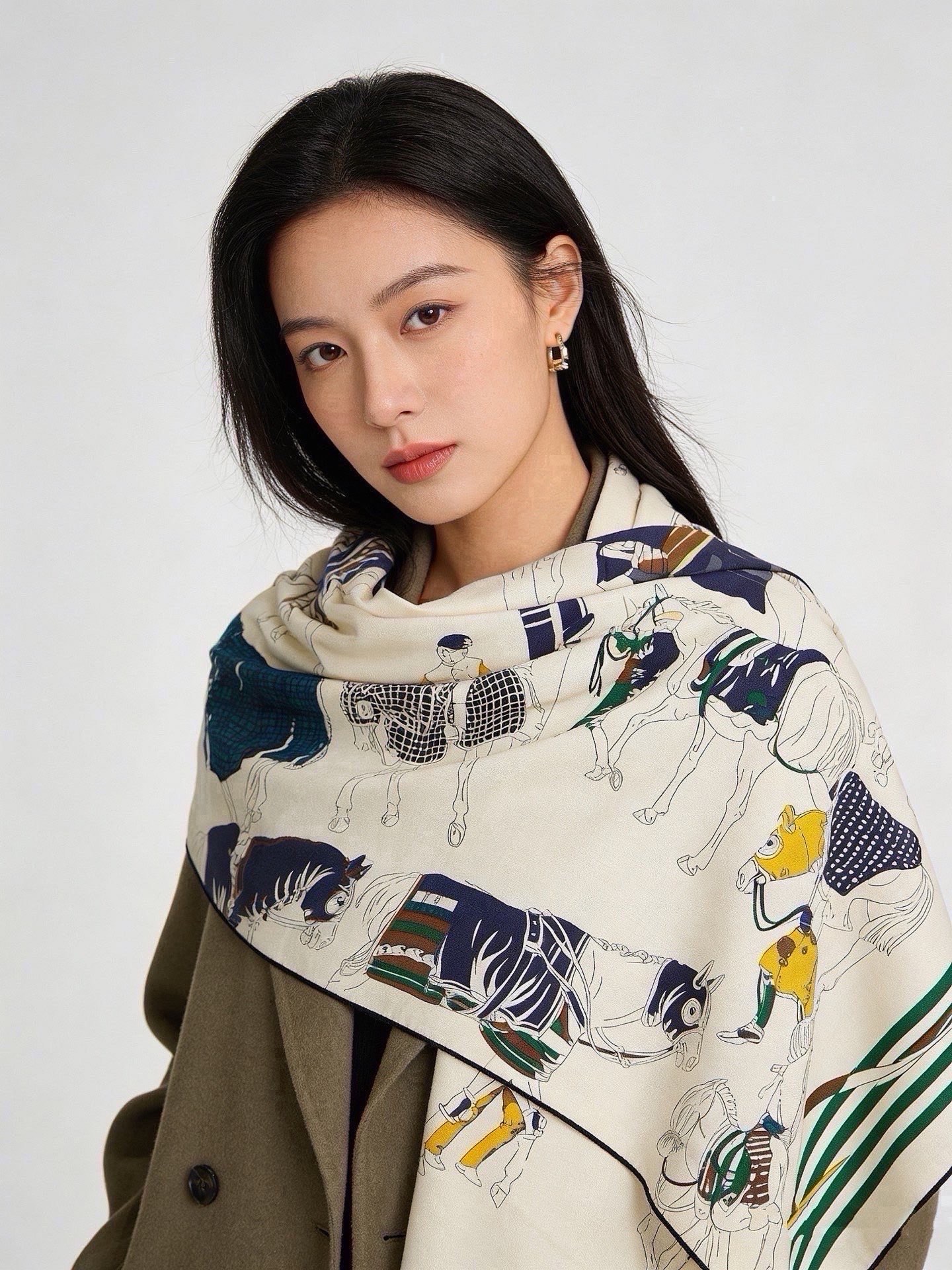 🆕  💟上新🆕💕手工卷边！羊绒和真丝混纺披肩（70%羊绒30%桑蚕丝）。 这款披肩采用经典山羊绒和真丝混纺面料，柔软轻盈