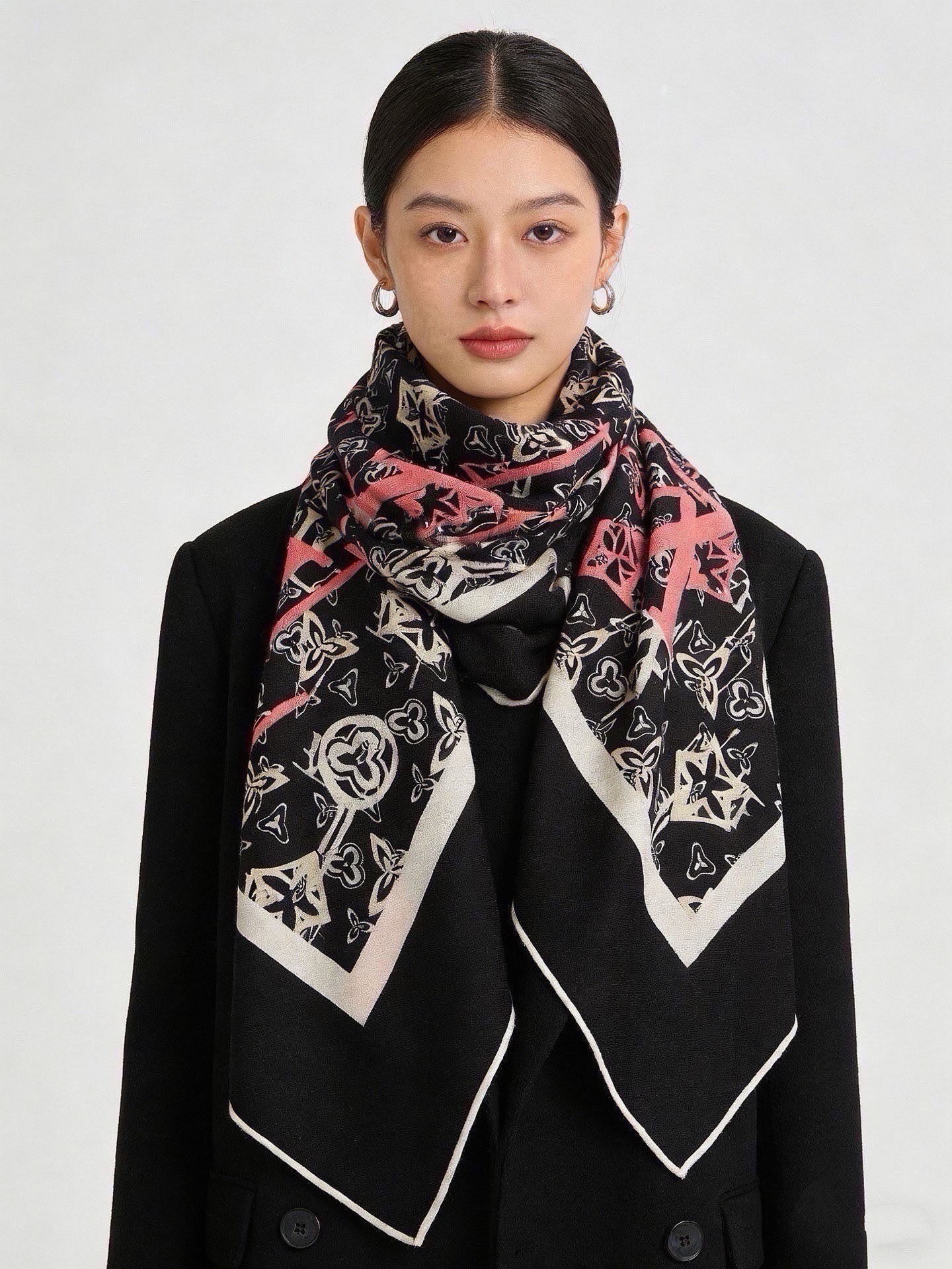 🆕  LV x TM 140披肩 【140顶级丝绒双面同色披肩】 本款L Multicolor披肩出自路易威登与知名日本