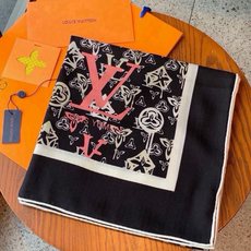 🆕 LV x TM 140披肩 【140顶级丝绒双面同色披肩】 本款L Multicolor披肩出自路易威登与知名日本 🆕 LV x TM 140披肩 【140顶级丝绒双面同色披肩】 本款L Multicolor披肩出自路易威登与知名日本