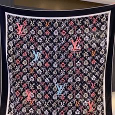 🆕 LV x TM 140披肩 【140顶级丝绒双面同色披肩】 本款L Multicolor披肩出自路易威登与知名日本 🆕 LV x TM 140披肩 【140顶级丝绒双面同色披肩】 本款L Multicolor披肩出自路易威登与知名日本