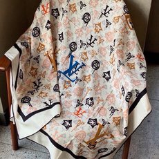 🆕 LV x TM 140披肩 【140顶级丝绒双面同色披肩】 本款L Multicolor披肩出自路易威登与知名日本 🆕 LV x TM 140披肩 【140顶级丝绒双面同色披肩】 本款L Multicolor披肩出自路易威登与知名日本