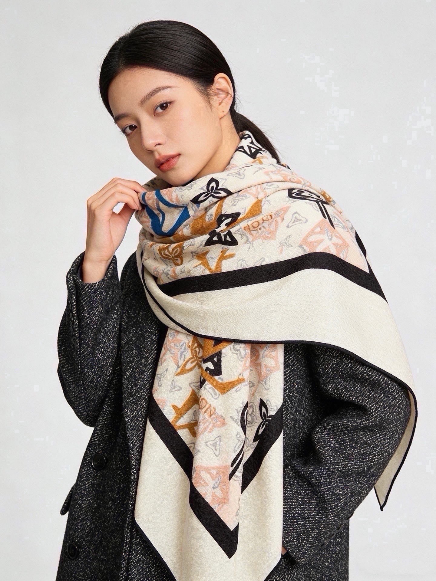 🆕  LV x TM 140披肩 【140顶级丝绒双面同色披肩】 本款L Multicolor披肩出自路易威登与知名日本