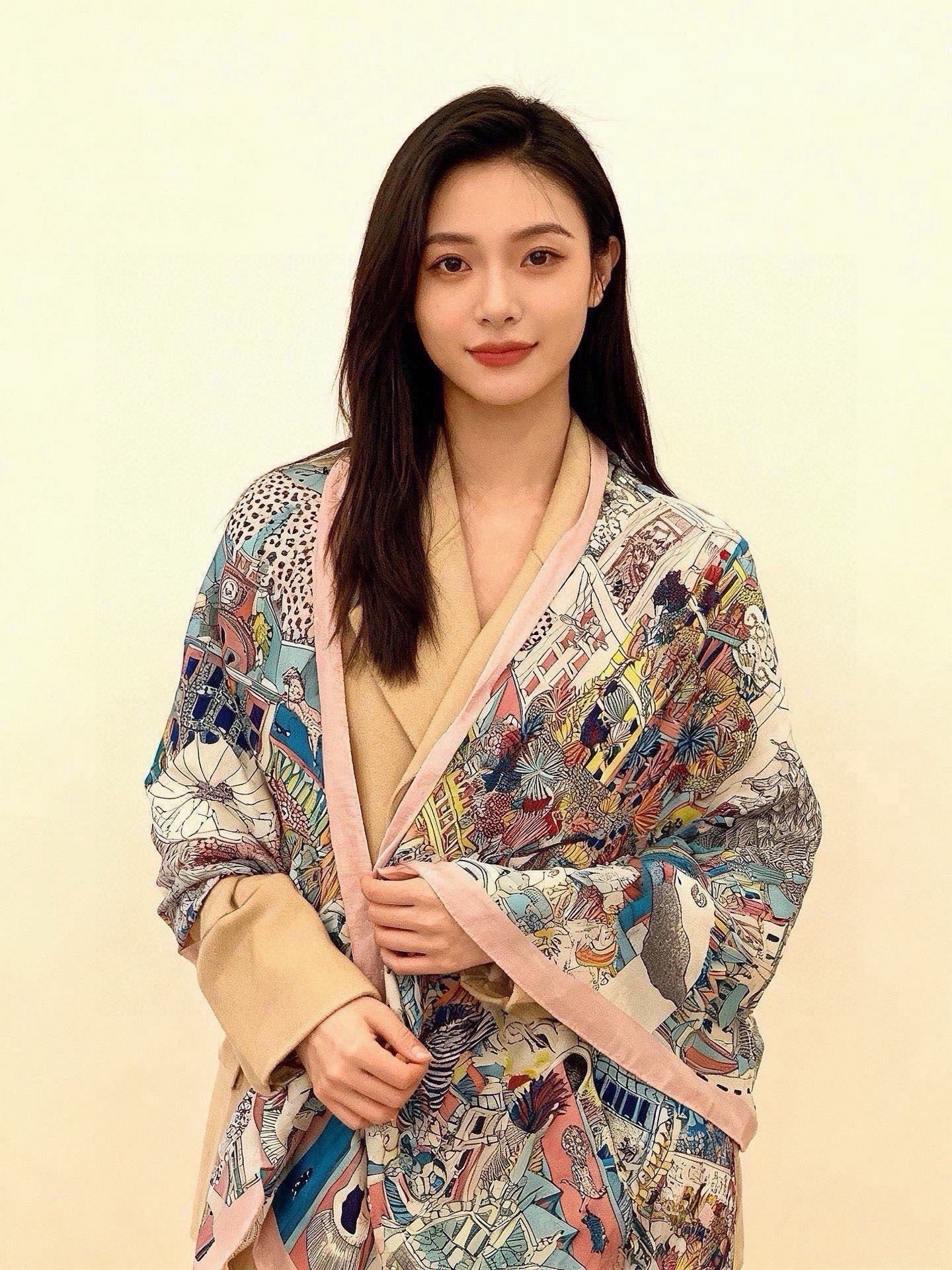 🆕  羊绒新款🆕👏👏买了都说好看‼️推荐💕爱马仕双面同色羊绒方巾【动物之城双面同色140】，顶级工艺超值‼️爱马仕专柜爆