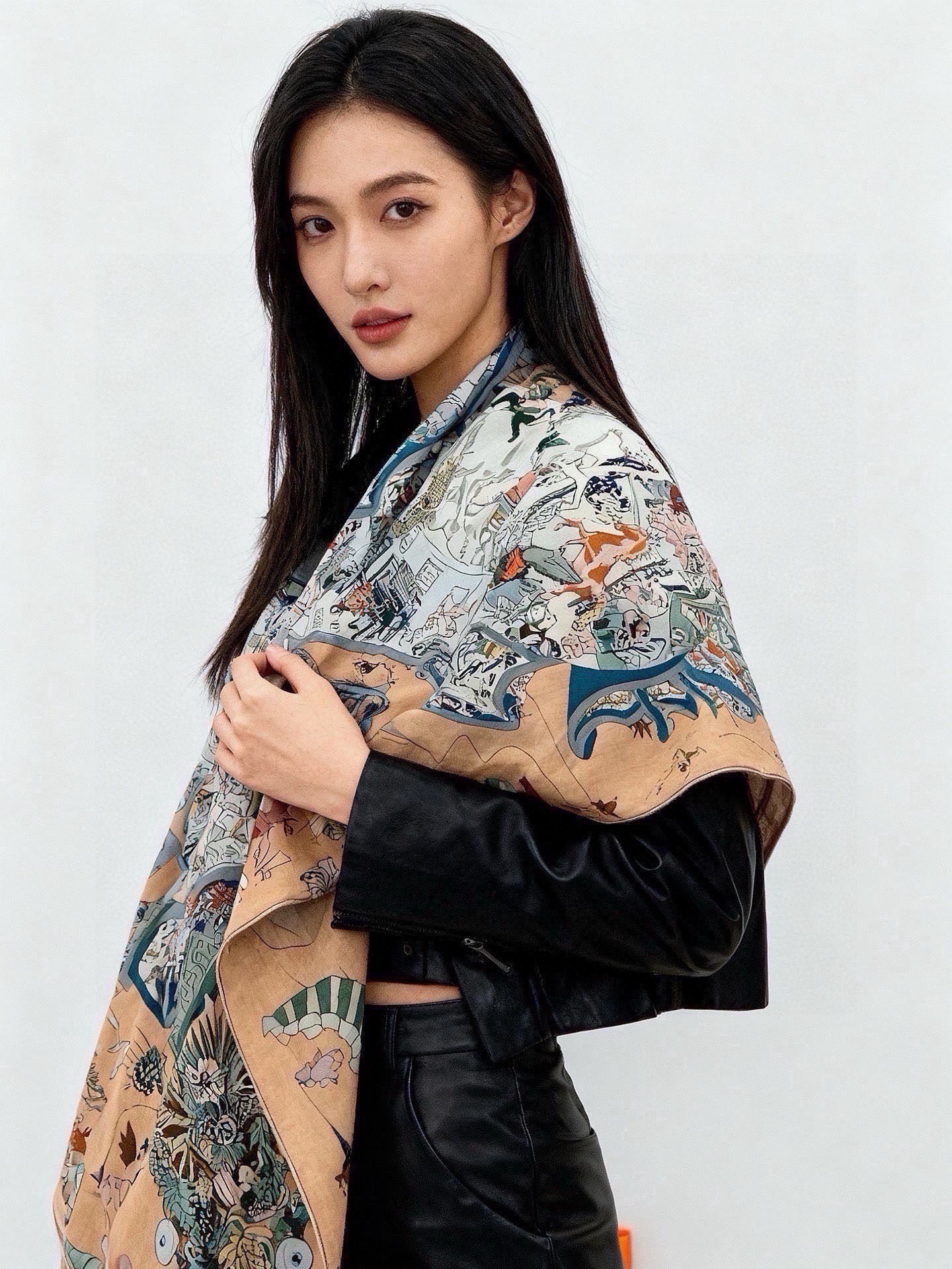 🆕  “马术学院”140双面同色丝绒披肩～Hermes  手工卷边丝绒方巾（30%桑蚕丝70%羊绒） 这款爱马仕的经典单