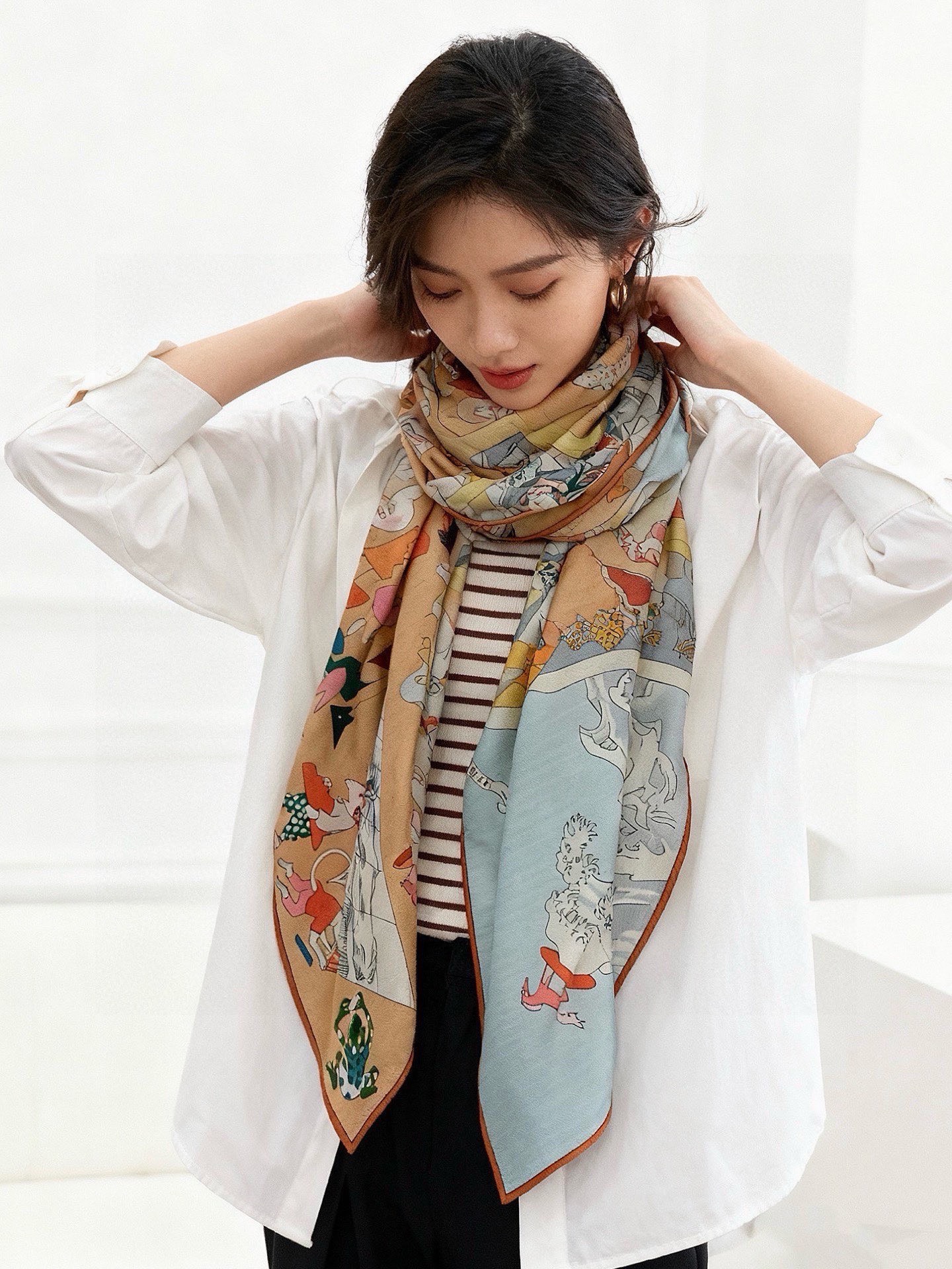 🆕  “马术学院”140双面同色丝绒披肩～Hermes  手工卷边丝绒方巾（30%桑蚕丝70%羊绒） 这款爱马仕的经典单