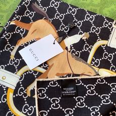 🆕 💟Gucci~140双面丝绒披肩 马鞍细节和骑马图案以精致色调匠心呈献,意在向品牌与马术世界的深厚渊源致敬。这款方 🆕 💟Gucci~140双面丝绒披肩 马鞍细节和骑马图案以精致色调匠心呈献,意在向品牌与马术世界的深厚渊源致敬。这款方