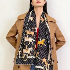 🆕 💟Gucci~140双面丝绒披肩 马鞍细节和骑马图案以精致色调匠心呈献,意在向品牌与马术世界的深厚渊源致敬。这款方 🆕 💟Gucci~140双面丝绒披肩 马鞍细节和骑马图案以精致色调匠心呈献,意在向品牌与马术世界的深厚渊源致敬。这款方