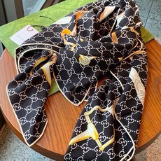 🆕 💟Gucci~140双面丝绒披肩 马鞍细节和骑马图案以精致色调匠心呈献,意在向品牌与马术世界的深厚渊源致敬。这款方 🆕 💟Gucci~140双面丝绒披肩 马鞍细节和骑马图案以精致色调匠心呈献,意在向品牌与马术世界的深厚渊源致敬。这款方