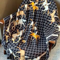 🆕 💟Gucci~140双面丝绒披肩 马鞍细节和骑马图案以精致色调匠心呈献,意在向品牌与马术世界的深厚渊源致敬。这款方 🆕 💟Gucci~140双面丝绒披肩 马鞍细节和骑马图案以精致色调匠心呈献,意在向品牌与马术世界的深厚渊源致敬。这款方
