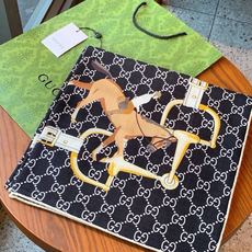🆕 💟Gucci~140双面丝绒披肩 马鞍细节和骑马图案以精致色调匠心呈献,意在向品牌与马术世界的深厚渊源致敬。这款方 🆕 💟Gucci~140双面丝绒披肩 马鞍细节和骑马图案以精致色调匠心呈献,意在向品牌与马术世界的深厚渊源致敬。这款方