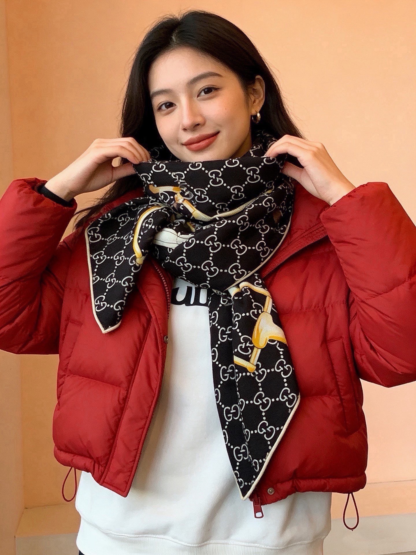 🆕  💟Gucci~140双面丝绒披肩 马鞍细节和骑马图案以精致色调匠心呈献，意在向品牌与马术世界的深厚渊源致敬。这款方