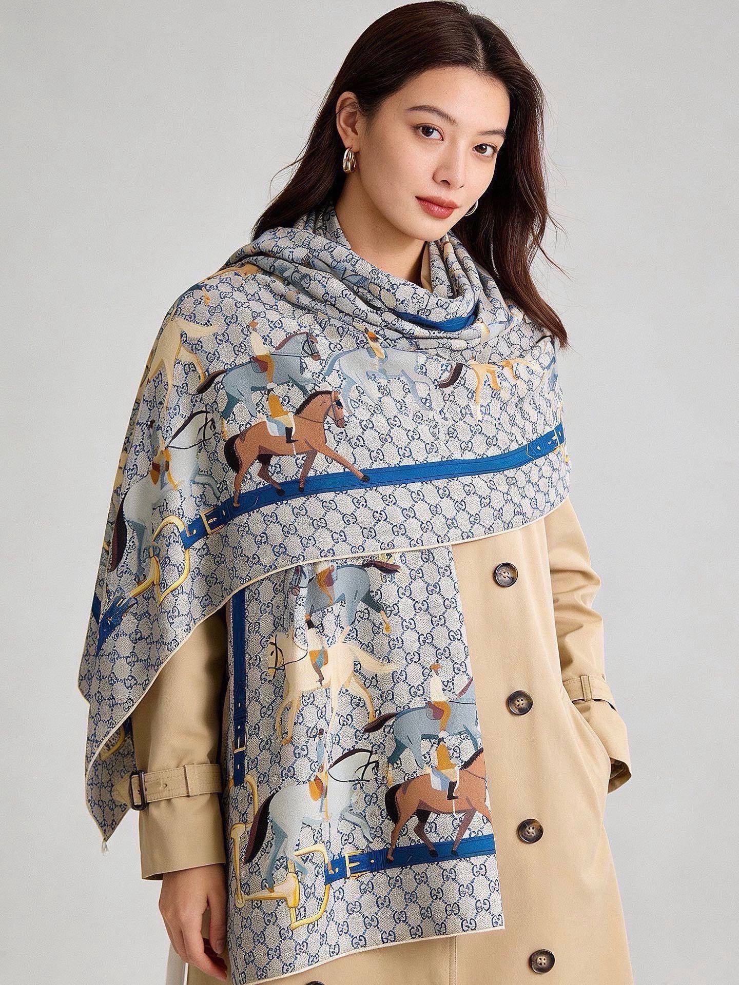 🆕  💟Gucci~140双面丝绒披肩 马鞍细节和骑马图案以精致色调匠心呈献，意在向品牌与马术世界的深厚渊源致敬。这款方
