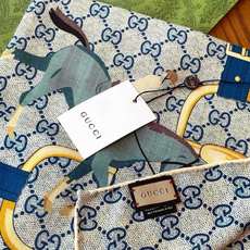 🆕 💟Gucci~140双面丝绒披肩 马鞍细节和骑马图案以精致色调匠心呈献,意在向品牌与马术世界的深厚渊源致敬。这款方 🆕 💟Gucci~140双面丝绒披肩 马鞍细节和骑马图案以精致色调匠心呈献,意在向品牌与马术世界的深厚渊源致敬。这款方