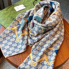 🆕 💟Gucci~140双面丝绒披肩 马鞍细节和骑马图案以精致色调匠心呈献,意在向品牌与马术世界的深厚渊源致敬。这款方 🆕 💟Gucci~140双面丝绒披肩 马鞍细节和骑马图案以精致色调匠心呈献,意在向品牌与马术世界的深厚渊源致敬。这款方