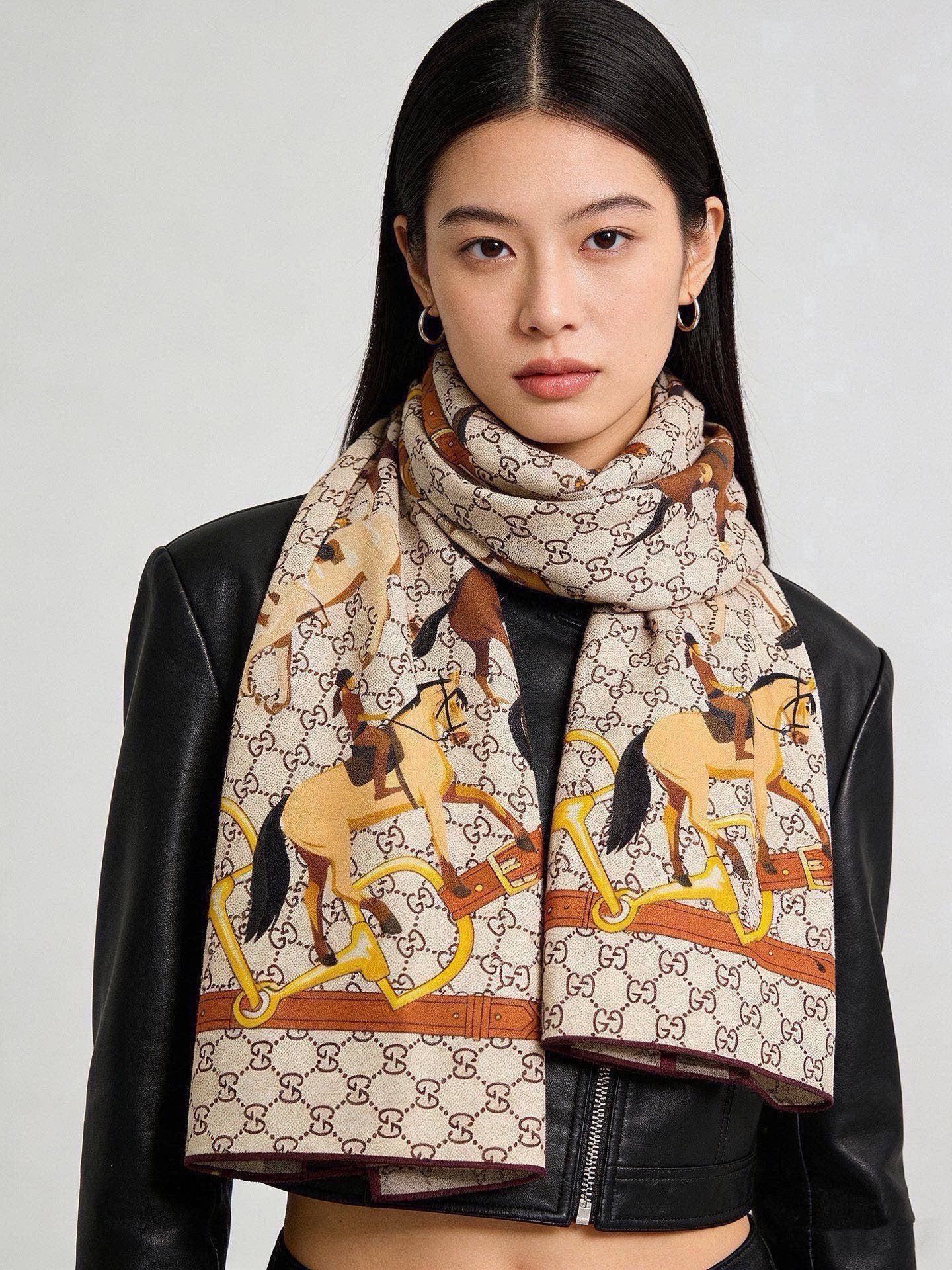 🆕  💟Gucci~140双面丝绒披肩 马鞍细节和骑马图案以精致色调匠心呈献，意在向品牌与马术世界的深厚渊源致敬。这款方