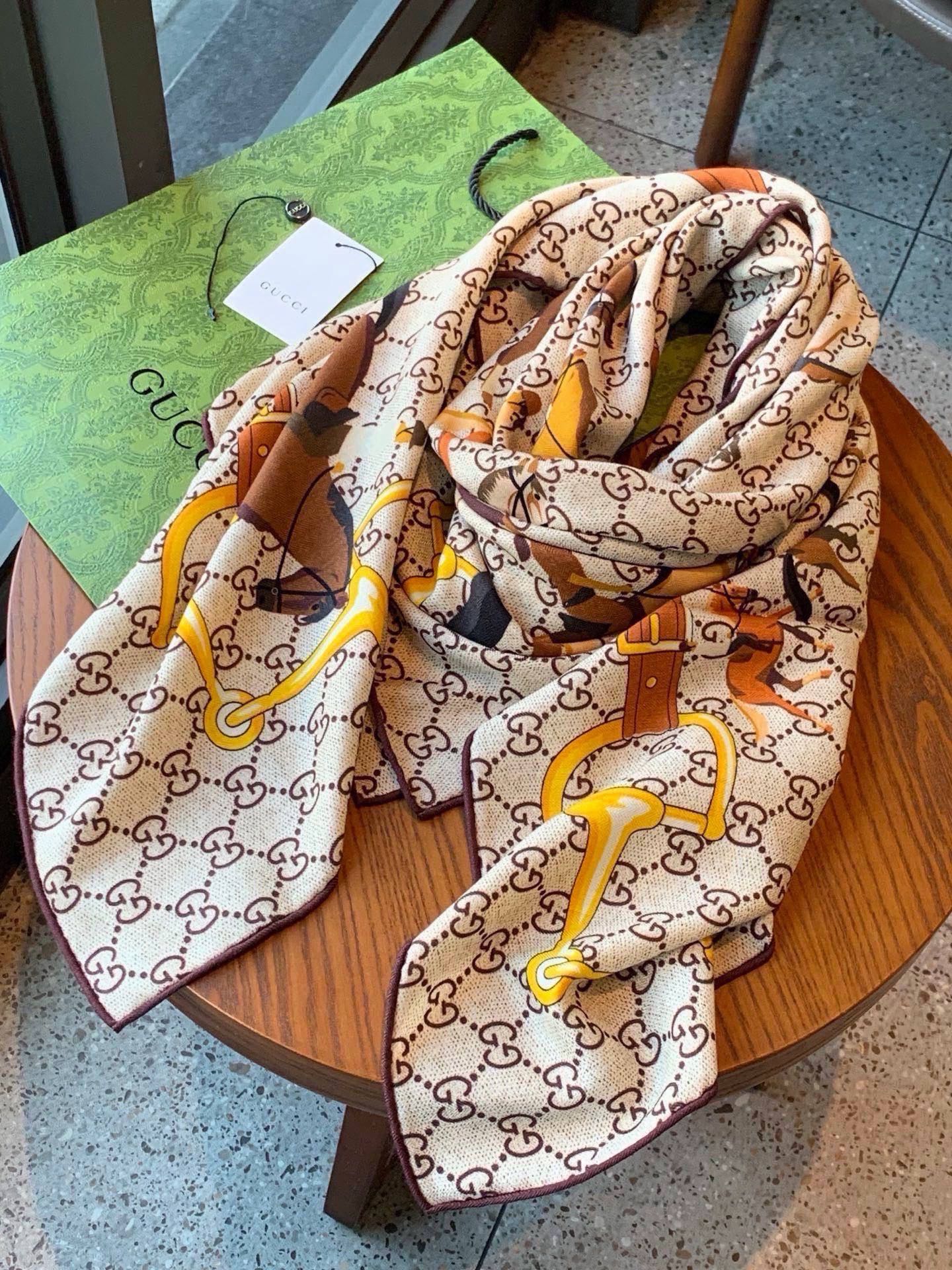 🆕  💟Gucci~140双面丝绒披肩 马鞍细节和骑马图案以精致色调匠心呈献，意在向品牌与马术世界的深厚渊源致敬。这款方