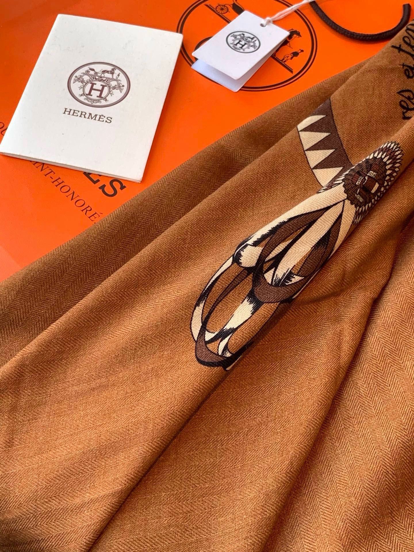 🆕   上新❤️  【▪️摩登重磅圈C位！官网已断货，各种加价都巨难买！！！Hermes 秋冬首款140羊绒真丝围巾！！