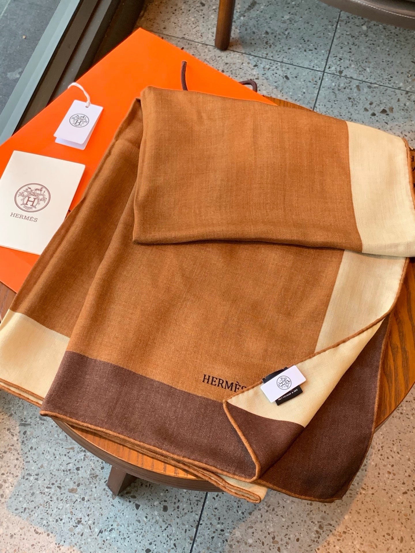 🆕   上新❤️  【▪️摩登重磅圈C位！官网已断货，各种加价都巨难买！！！Hermes 秋冬首款140羊绒真丝围巾！！