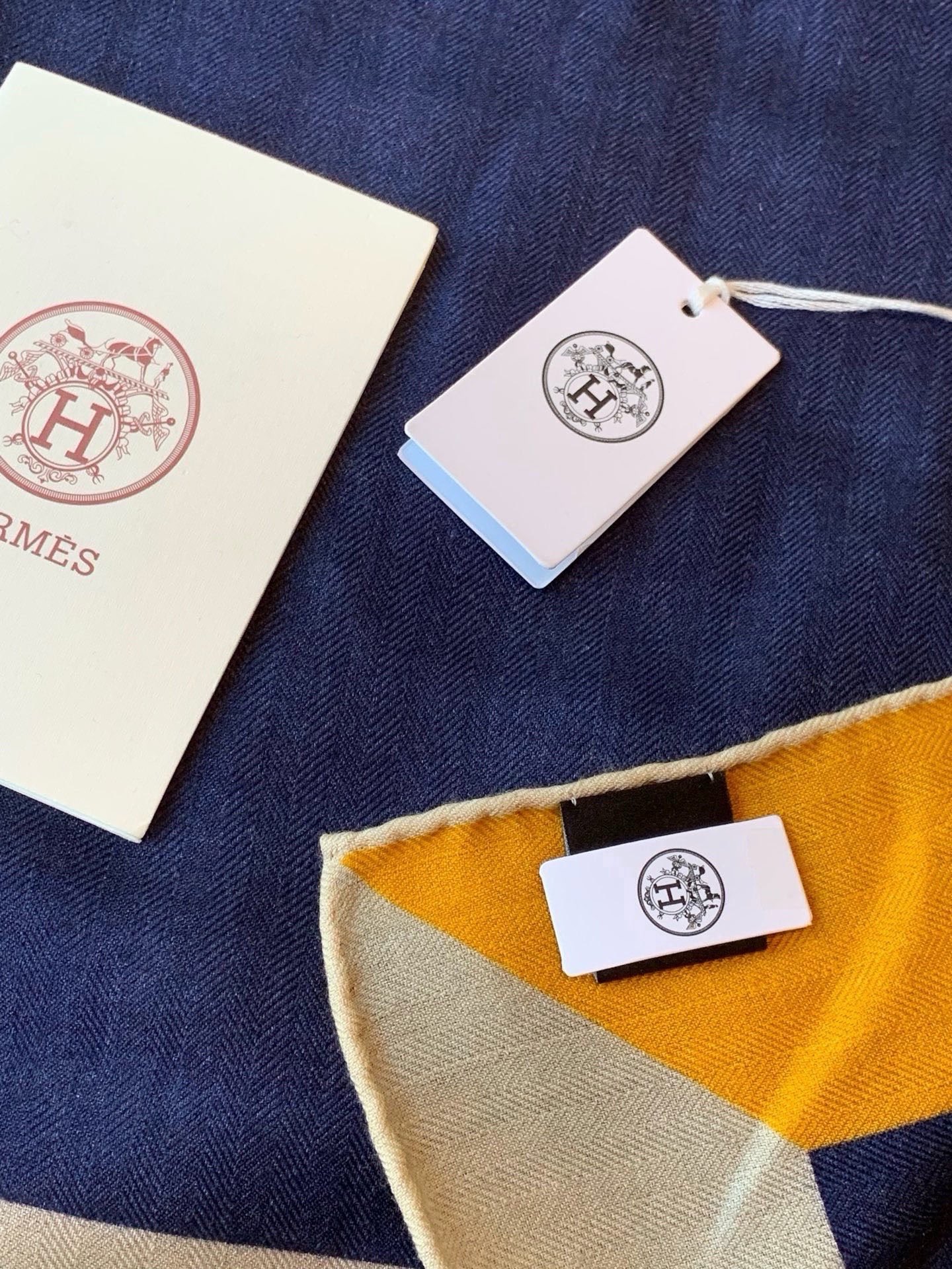 🆕 上新❤️ 【▪️摩登重磅圈C位!官网已断货,各种加价都巨难买!!!Hermes 秋冬首款140羊绒真丝围巾!! 🆕 上新❤️ 【▪️摩登重磅圈C位!官网已断货,各种加价都巨难买!!!Hermes 秋冬首款140羊绒真丝围巾!!