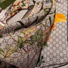 🆕 【▪️Gucci双面双色花卉羊绒围巾~超级抬气色!高级女人味!】羊绒围巾也能这么美!!!Gucci这款双面花卉羊绒 🆕 【▪️Gucci双面双色花卉羊绒围巾~超级抬气色!高级女人味!】羊绒围巾也能这么美!!!Gucci这款双面花卉羊绒