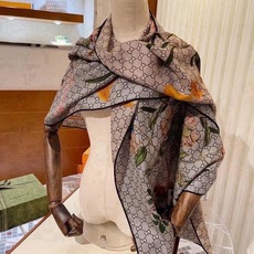 🆕 【▪️Gucci双面双色花卉羊绒围巾~超级抬气色!高级女人味!】羊绒围巾也能这么美!!!Gucci这款双面花卉羊绒 🆕 【▪️Gucci双面双色花卉羊绒围巾~超级抬气色!高级女人味!】羊绒围巾也能这么美!!!Gucci这款双面花卉羊绒