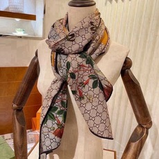 🆕 【▪️Gucci双面双色花卉羊绒围巾~超级抬气色!高级女人味!】羊绒围巾也能这么美!!!Gucci这款双面花卉羊绒 🆕 【▪️Gucci双面双色花卉羊绒围巾~超级抬气色!高级女人味!】羊绒围巾也能这么美!!!Gucci这款双面花卉羊绒