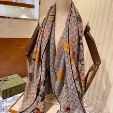 🆕 【▪️Gucci双面双色花卉羊绒围巾~超级抬气色!高级女人味!】羊绒围巾也能这么美!!!Gucci这款双面花卉羊绒 🆕 【▪️Gucci双面双色花卉羊绒围巾~超级抬气色!高级女人味!】羊绒围巾也能这么美!!!Gucci这款双面花卉羊绒
