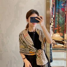 🆕 【▪️Gucci双面双色花卉羊绒围巾~超级抬气色!高级女人味!】羊绒围巾也能这么美!!!Gucci这款双面花卉羊绒 🆕 【▪️Gucci双面双色花卉羊绒围巾~超级抬气色!高级女人味!】羊绒围巾也能这么美!!!Gucci这款双面花卉羊绒