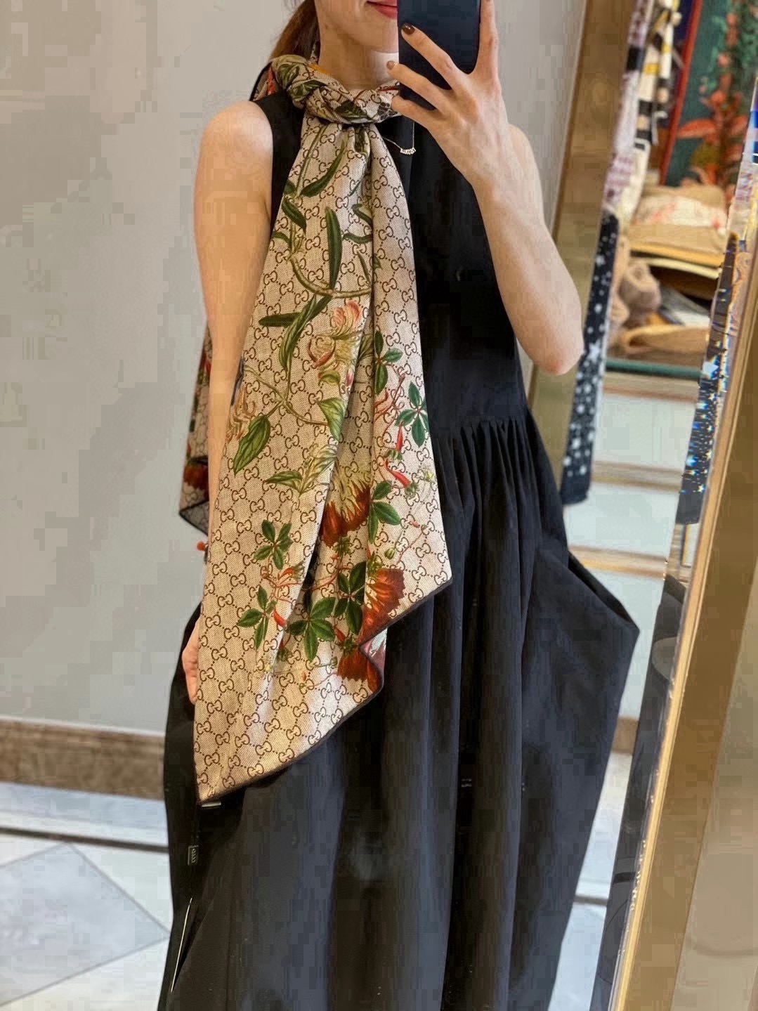 🆕  【▪️Gucci双面双色花卉羊绒围巾~超级抬气色！高级女人味！】羊绒围巾也能这么美！！！Gucci这款双面花卉羊绒