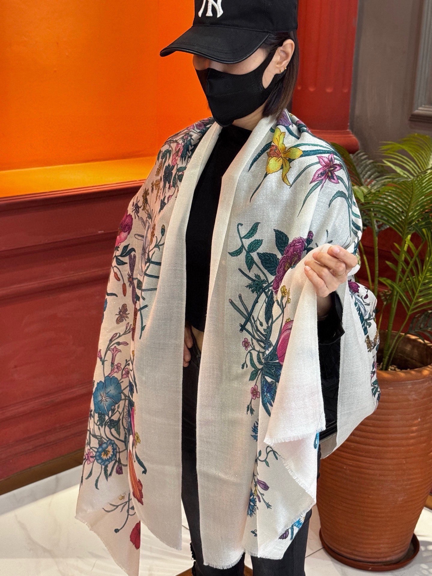 🆕   会发光发亮的围巾羊绒新款 🆕🆕🌈💫速度‼️下手一定要快‼️G家新款【花卉长巾】，高端 大爱 货极少 现在用极好‼