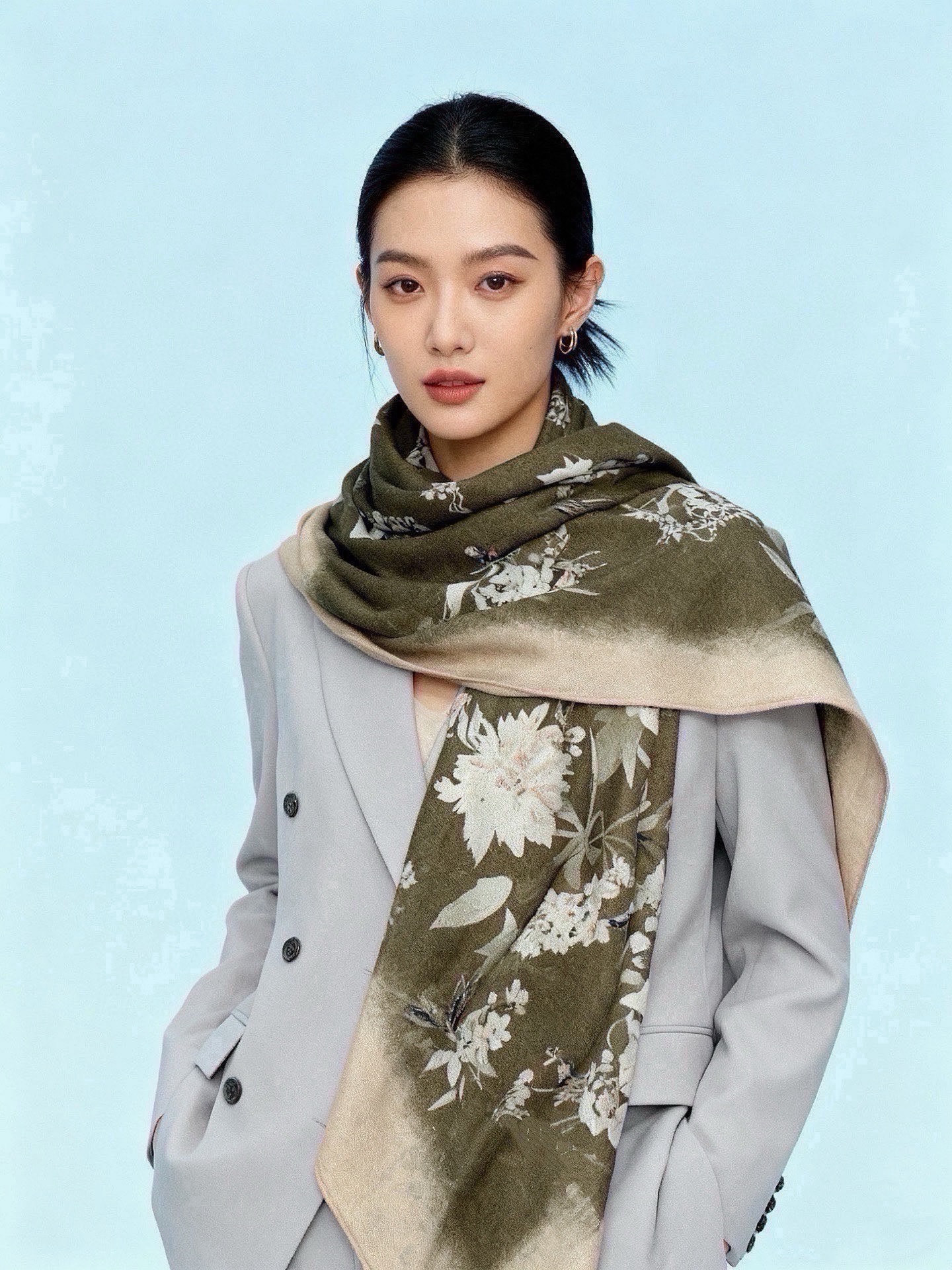 🆕   Dior 140丝绒双面同色印花披肩Millefiori 图案 这款披肩饰以多色 Millefiori 图案，以