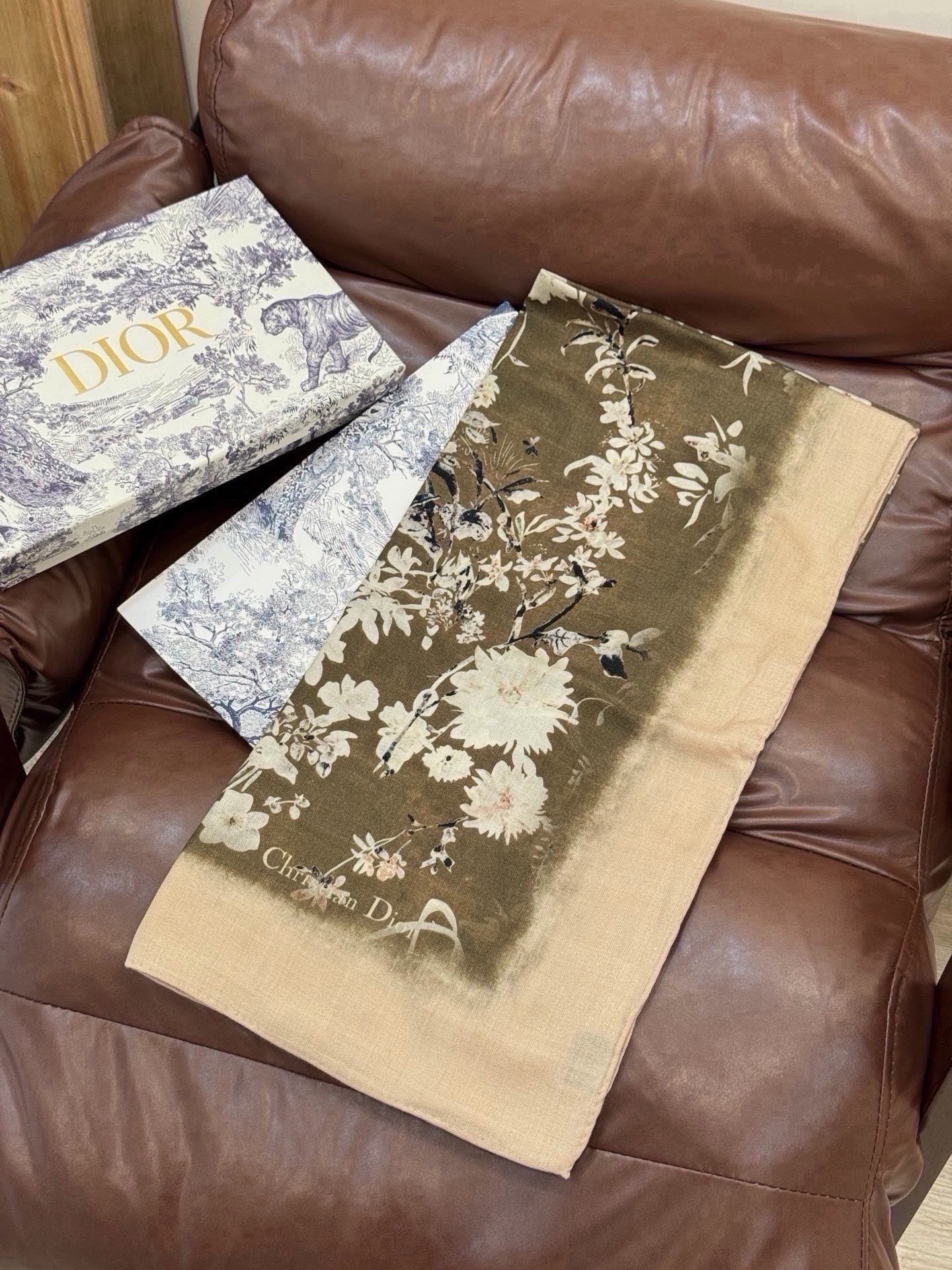 🆕   Dior 140丝绒双面同色印花披肩Millefiori 图案 这款披肩饰以多色 Millefiori 图案，以