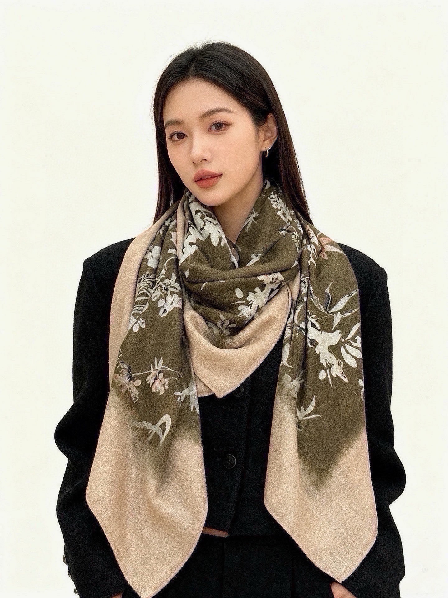 🆕   Dior 140丝绒双面同色印花披肩Millefiori 图案 这款披肩饰以多色 Millefiori 图案，以