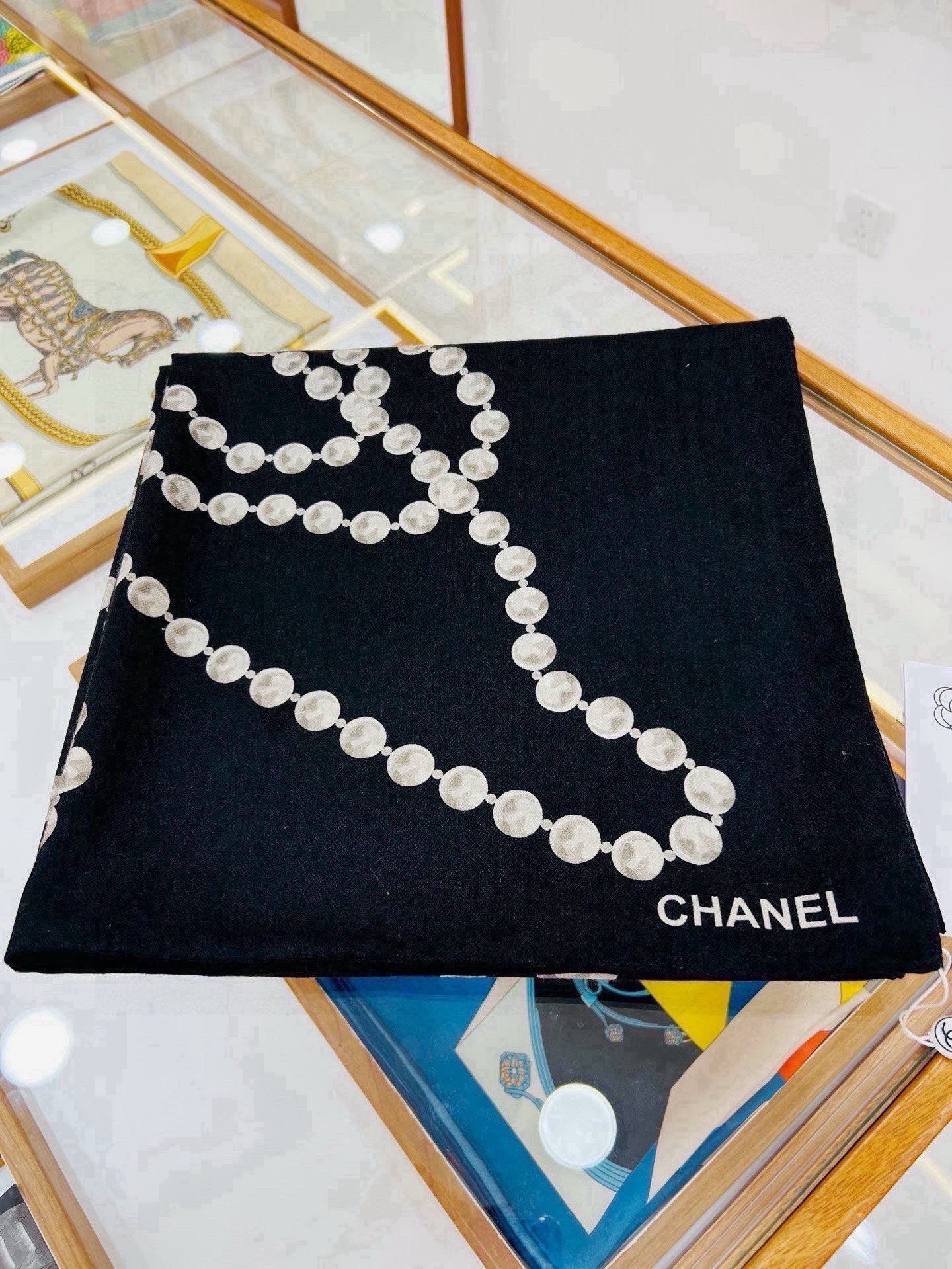 🆕 【▪️CHANEL新款 双面同色丝绒方巾】 温柔而娴静，珍珠优雅气质！柔软顺滑的感觉真的舒服到心都化了！Chanel