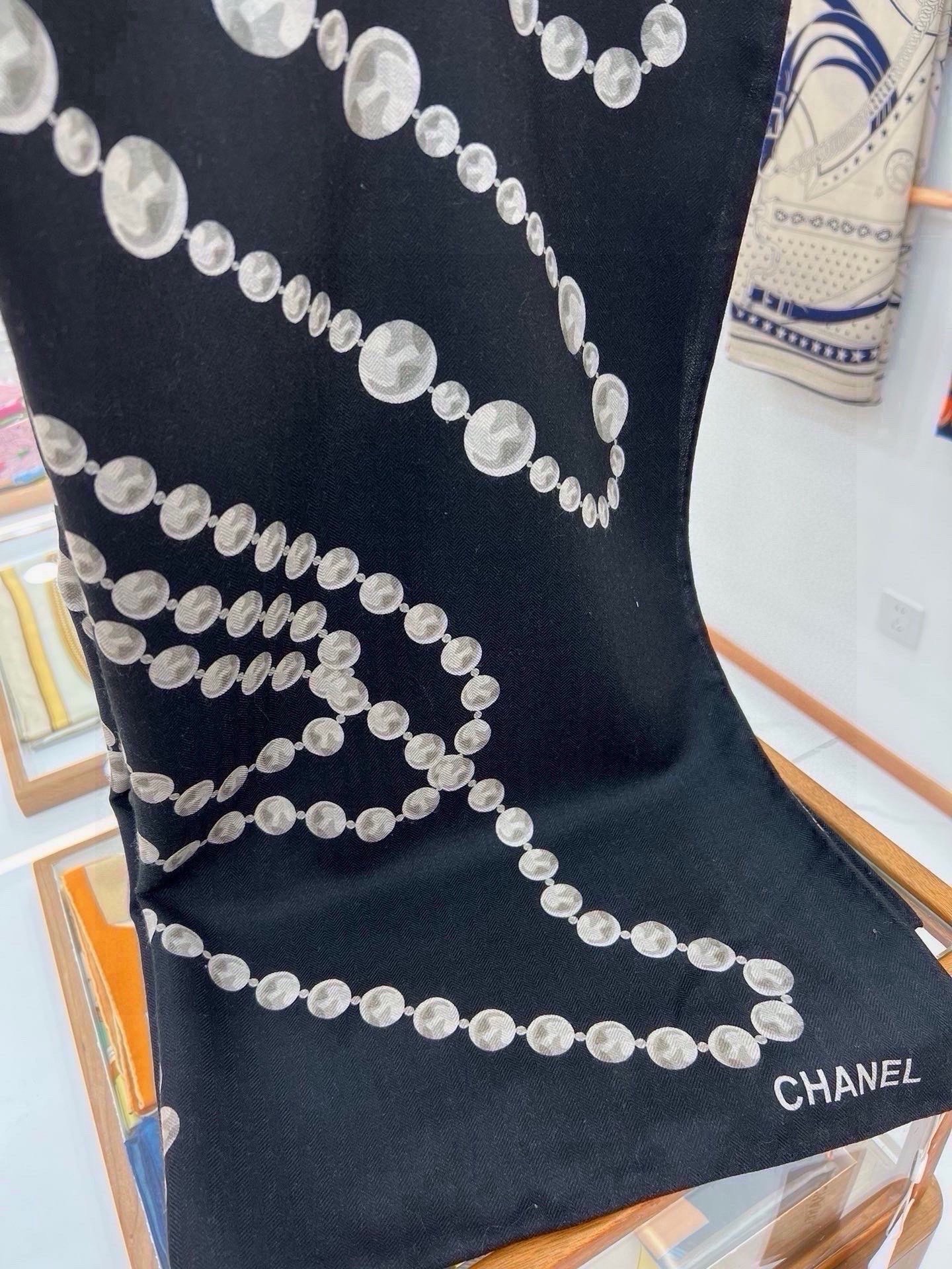 🆕 【▪️CHANEL新款 双面同色丝绒方巾】 温柔而娴静，珍珠优雅气质！柔软顺滑的感觉真的舒服到心都化了！Chanel