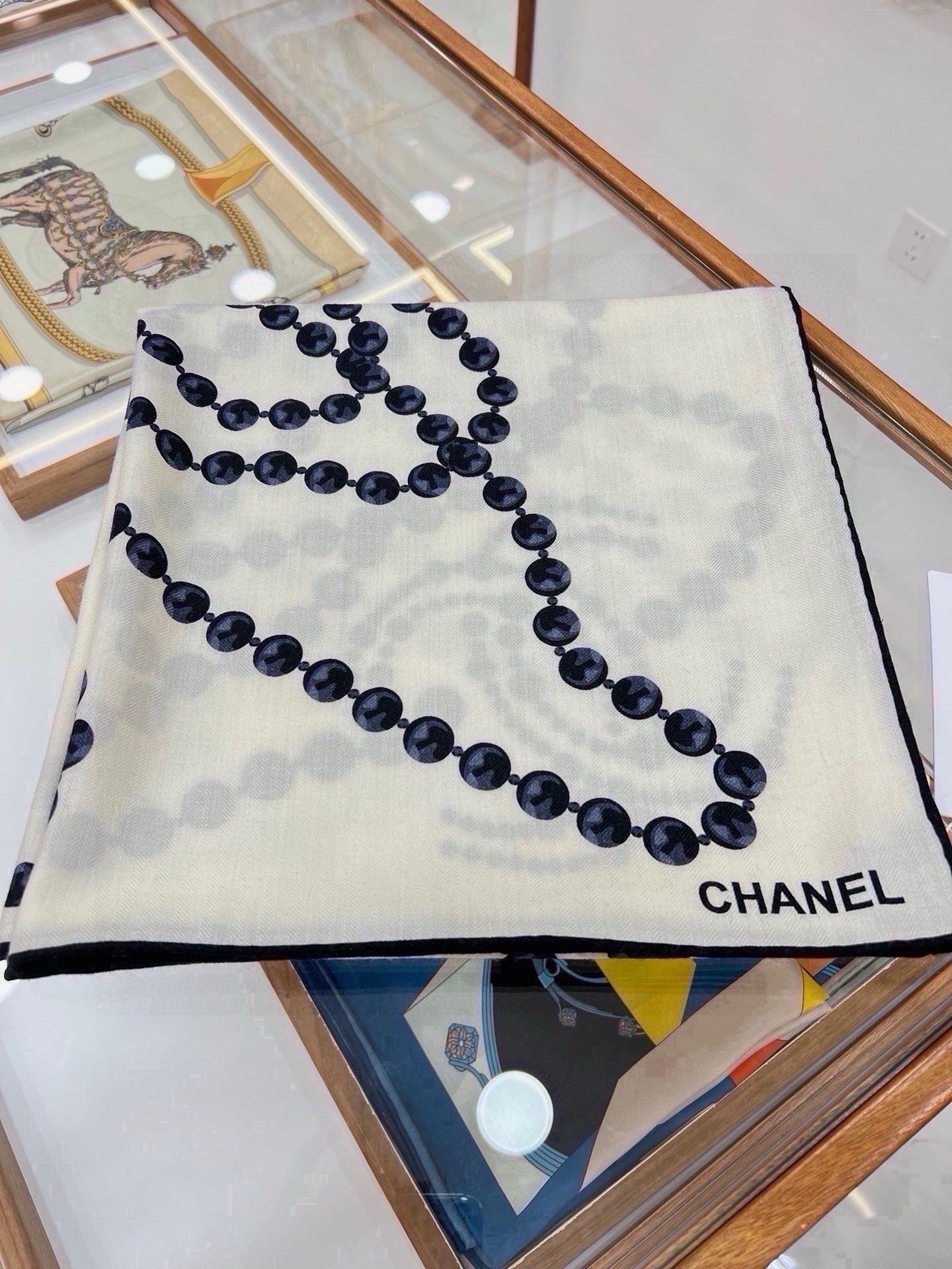 🆕 【▪️CHANEL新款 双面同色丝绒方巾】 温柔而娴静，珍珠优雅气质！柔软顺滑的感觉真的舒服到心都化了！Chanel