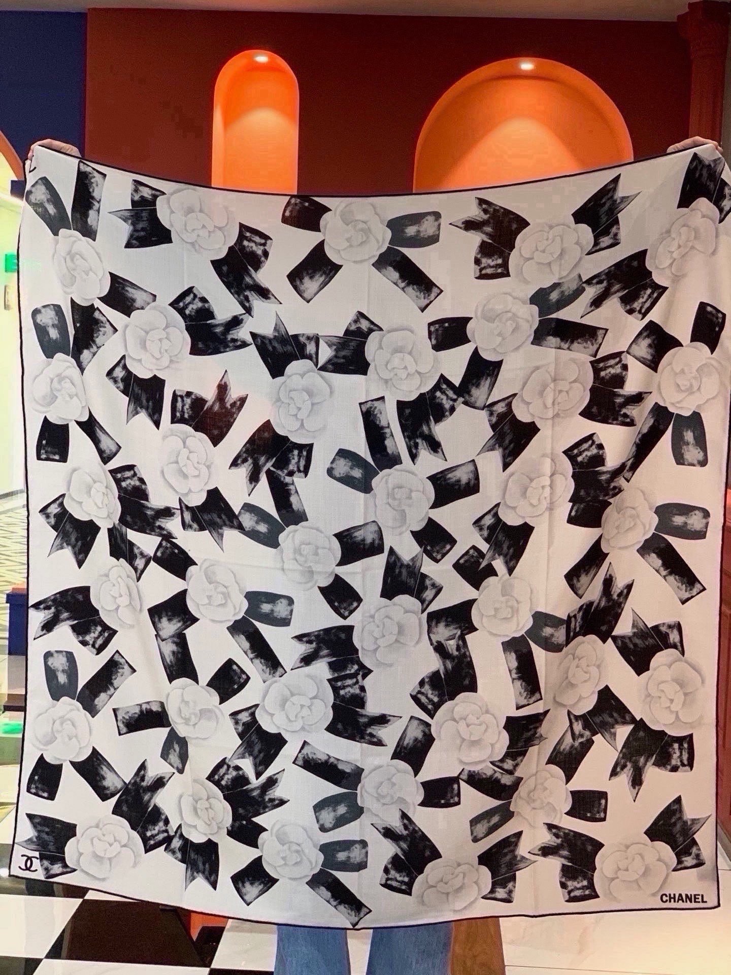 🆕   Chanel ~新品～【五角星山茶花】 140双面丝绒方巾 这款经典单品展现强大而迷人的女性魅力精髓。此140方