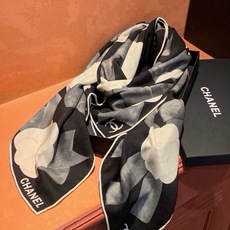 🆕 Chanel ~新品~【五角星山茶花】 140双面丝绒方巾 这款经典单品展现强大而迷人的女性魅力精髓。此140方 🆕 Chanel ~新品~【五角星山茶花】 140双面丝绒方巾 这款经典单品展现强大而迷人的女性魅力精髓。此140方