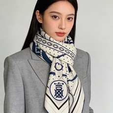🆕 “清晨漫步Bandana”140厘米双面同色丝绒披肩 手工卷边山羊绒和真丝混纺披肩(70%山羊绒,30%桑蚕丝)。 🆕 “清晨漫步Bandana”140厘米双面同色丝绒披肩 手工卷边山羊绒和真丝混纺披肩(70%山羊绒,30%桑蚕丝)。