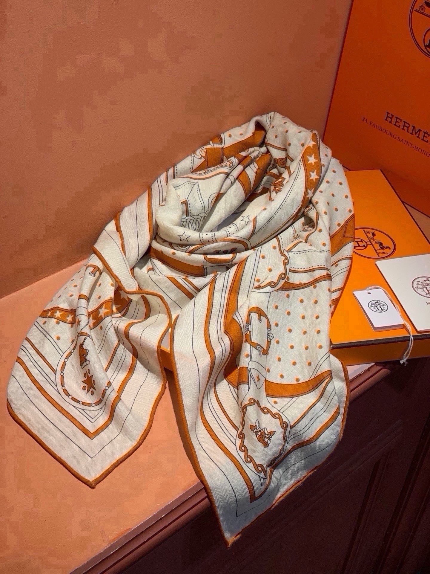 🆕  “清晨漫步Bandana”140厘米双面同色丝绒披肩 手工卷边山羊绒和真丝混纺披肩（70%山羊绒，30%桑蚕丝）。