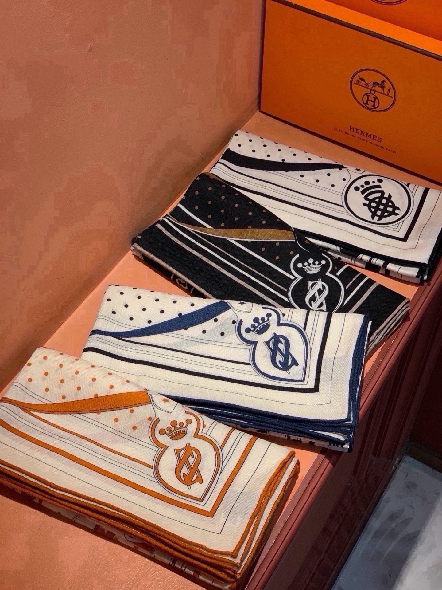 🆕  “清晨漫步Bandana”140厘米双面同色丝绒披肩 手工卷边山羊绒和真丝混纺披肩（70%山羊绒，30%桑蚕丝）。