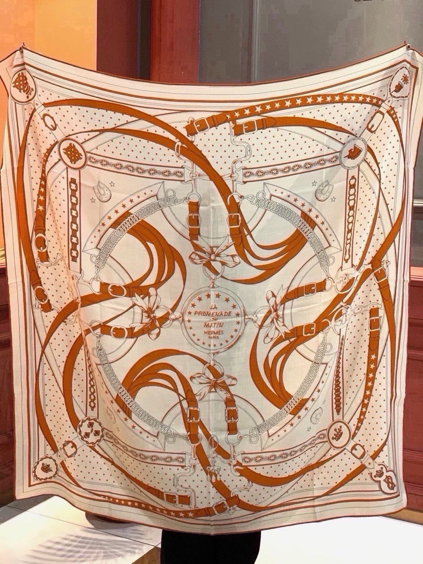 🆕  “清晨漫步Bandana”140厘米双面同色丝绒披肩 手工卷边山羊绒和真丝混纺披肩（70%山羊绒，30%桑蚕丝）。