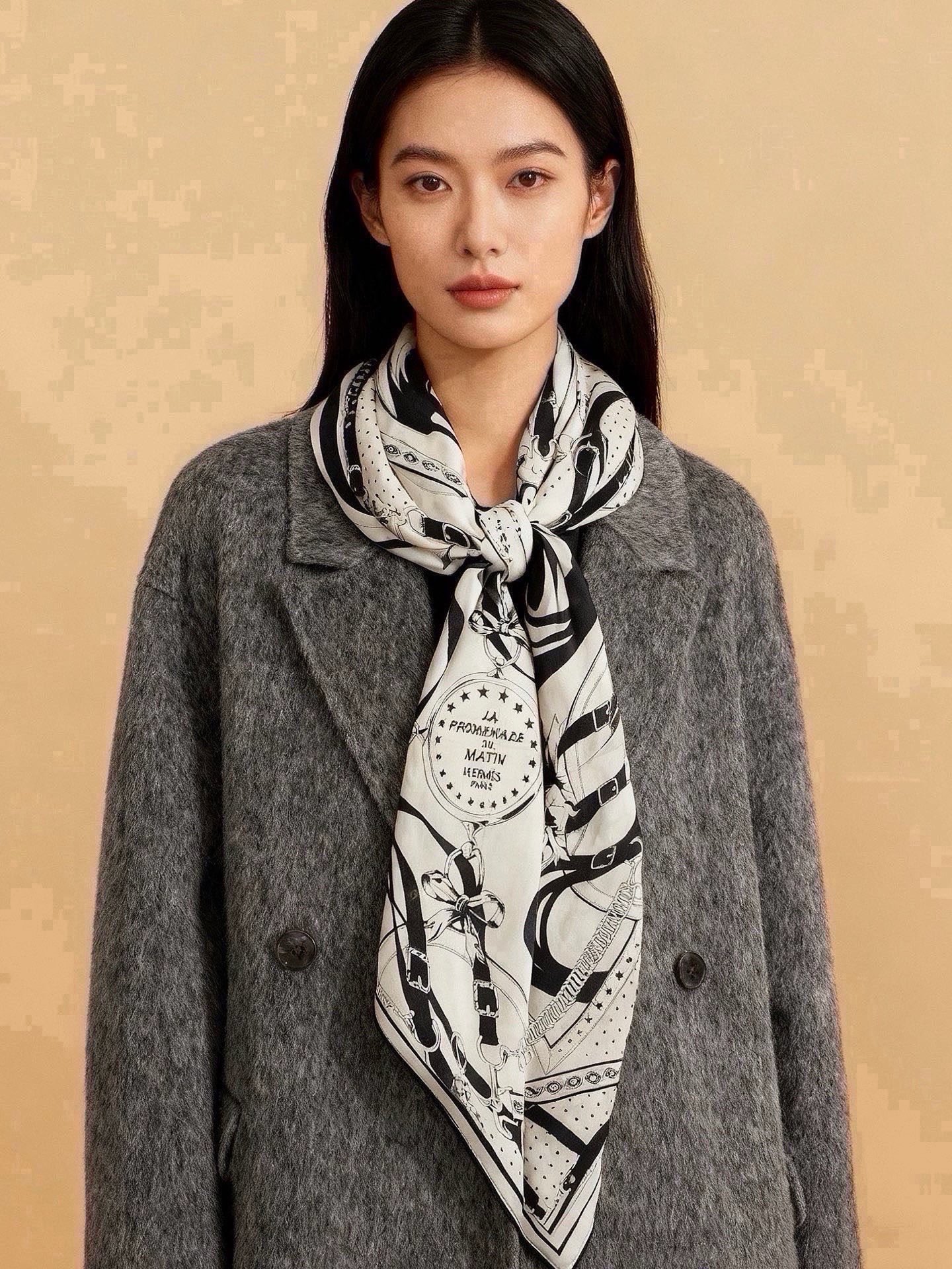 🆕  “清晨漫步Bandana”140厘米双面同色丝绒披肩 手工卷边山羊绒和真丝混纺披肩（70%山羊绒，30%桑蚕丝）。