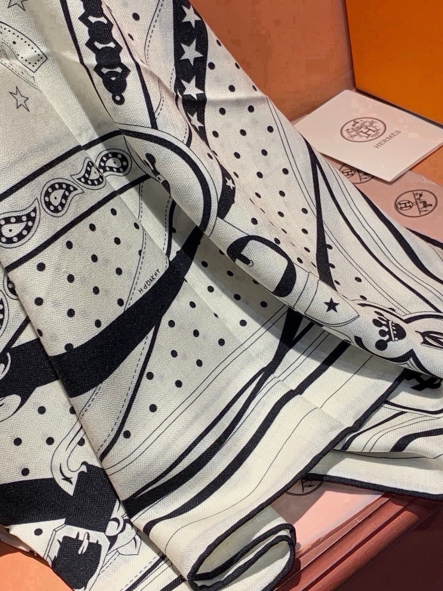 🆕  “清晨漫步Bandana”140厘米双面同色丝绒披肩 手工卷边山羊绒和真丝混纺披肩（70%山羊绒，30%桑蚕丝）。