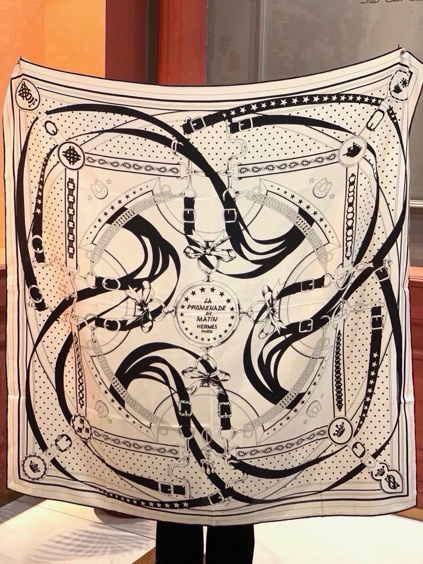 🆕  “清晨漫步Bandana”140厘米双面同色丝绒披肩 手工卷边山羊绒和真丝混纺披肩（70%山羊绒，30%桑蚕丝）。